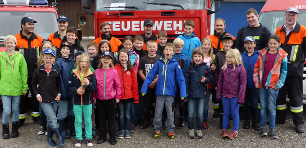 Gruppenfoto: Kinder und Feuerwehrleute vor Feuerwehrfahrzeugen - © Freiwillige Feuerwehren Aitrang und Huttenwang Gruppenfoto: Kinder und Feuerwehrleute vor Feuerwehrfahrzeugen - © Freiwillige Feuerwehren Aitrang und Huttenwang