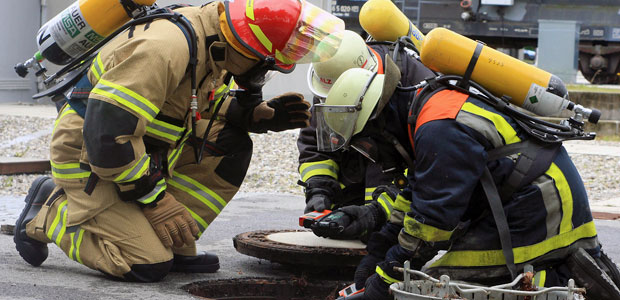 Drei Feuerwehrleute im Einsatz - © Staatliche Feuerwehrschule Geretsried Drei Feuerwehrleute im Einsatz - © Staatliche Feuerwehrschule Geretsried