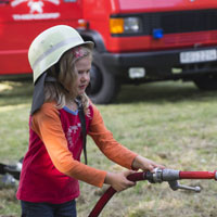 Mädchen mit Feuerwehrschlauch