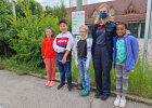 Gruppenfoto mit Kindern bei der Eröffnung des Erlebniswegs