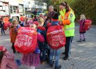 Schulkinder von hinten mit Rucksackcover am Schulranzen