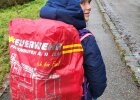 Kind mit Schulranzen und Rucksackcover von hinten