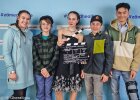 Gruppenfoto der Protagonisten mit Filmklappe
