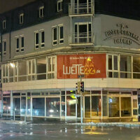 Freiwillige Feuerwehr Dachau: Wette 22 Hotelgebäude mit Plakat "Wette 22"