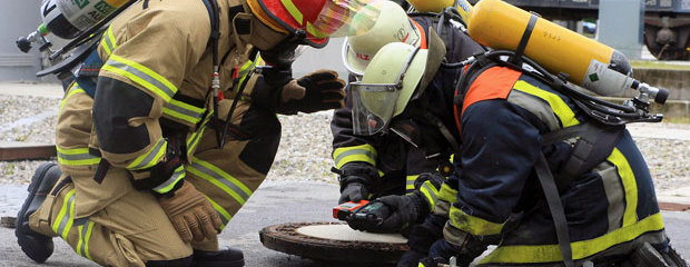 Drei Feuerwehrleute im Einsatz Drei Feuerwehrleute im Einsatz