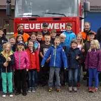 Gruppenfoto Kinder und Feuerwehrleute 