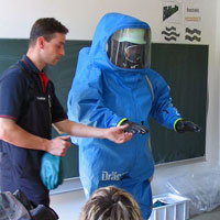 Sicherheitstage in einer Schule: Vorführung von Schutzkleidung Sicherheitstage in einer Schule: Vorführung von Schutzkleidung