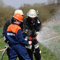 Kennenlerntag bei der Feuerwehr: Jugendlichen wird ein Strahlrohr vorgeführt.