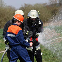 Kennenlerntag bei der Feuerwehr: Jugendlichen wird ein Strahlrohr vorgeführt. Kennenlerntag bei der Feuerwehr: Jugendlichen wird ein Strahlrohr vorgeführt.