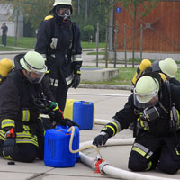 Feuerwehrleute bei einer Übung Feuerwehrleute bei einer Übung